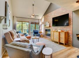 Indoor Pool Access and Deck Galena Family Getaway!，位于加利纳的乡村别墅