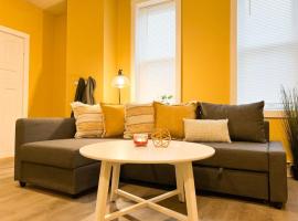 Sleeps 14 9 Beds and Bathrooms Historic plus WIFI，位于Jeannette的酒店