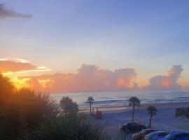 Beachside Bliss Ocean-View Condo with Pool and Private Beach Access Perfect for Families and Couples，位于代托纳海滩的酒店