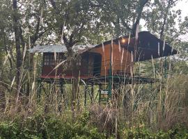 Treehouse at Kamp，位于Dhanwār的豪华帐篷