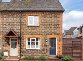 Quaint 3 bed Cottage in central Dorking with parking