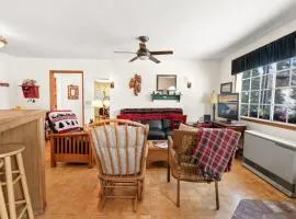 Cozy Bear Cottage - Walk to Lake & Village!