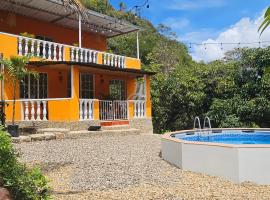 Casa campestre cerca a Bogotá con piscina，位于San Antonio del Tequendama的酒店