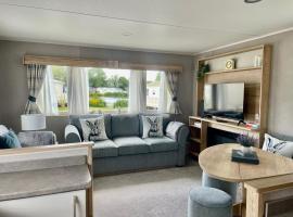 Pretty 2 Bedroom Caravan, South Cerney，位于南塞尔尼的豪华帐篷营地