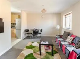 Modern, Bright & Comfy One Bedroom Apartment with Garden & Parking