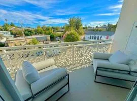 Designer Silver Lake Stylish One Bedroom with Parking