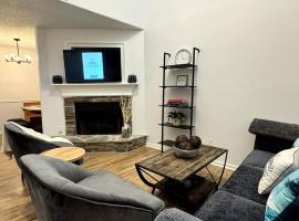 Bright Spacious Renovated Home Master on Main，位于温德的酒店