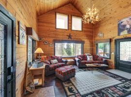 Cabin Near Lake Pend Oreille and Dtwn Sandpoint，位于桑德波因特的酒店