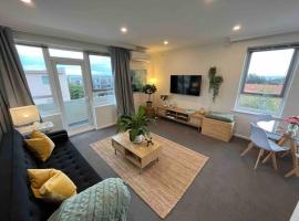 Penthouse in Sandringham with panoramic bay views，位于桑德灵厄姆的酒店
