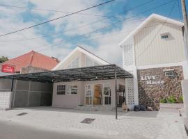 Livy House by Yurooms ID，位于Karangtengah的酒店