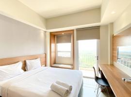 Minimalist and Homey Studio Apartment at Mustika Golf Residence By Travelio，位于芝卡朗的酒店