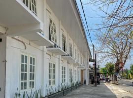 RedDoorz near Sondokoro Agrotourism Karanganyar，位于Karanganyar的酒店