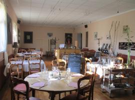 Auberge "AU BON ACCUEIL"，位于Crouzilles的酒店