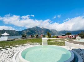 Glamping & Natural Hot Spring，位于库布盼洛坎的酒店