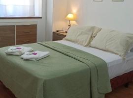 Monoambientes Peatonal - con cochera，位于科连特斯的自助式住宿