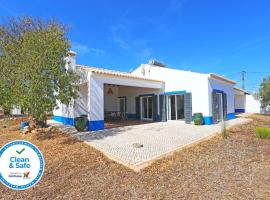 D13 - Eiras Velhas Holiday House in Almádena，位于Almádena的别墅