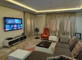 The Continental Apartment, 24hrs Power, Security, Cable TV, Solar Inverter，位于Garki的酒店