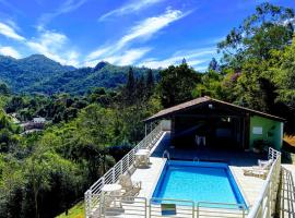 Casas M&G Penedo com vista para a serra，位于佩尼多的酒店