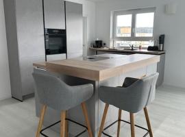 3,5 Zimmer Wohnung im fünften Stock eines Neubau，位于瓦尔茨胡特田根的酒店