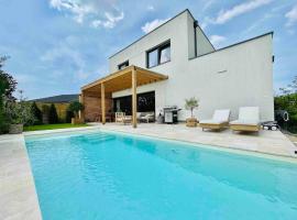 House in Pezinok with swimming pool, Bratislava，位于佩济诺克的酒店