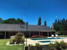 CONFORTABLE CASA EN HERMOSO y TRANQUILO CLUB DE CAMPO