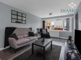 Brand New 4 Bedroom House - Sleeps 4 Fully Equipped, Free Parking, WiFi, Perfect for CONTRACTORS by Diamond Short Lets