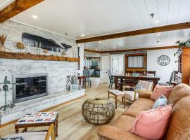 Beachfront Dennis Condo with Patio, Dogs Welcome，位于丹尼斯的酒店