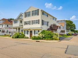 Sunny East Haven Home with Grill Walk to Beaches!，位于西黑文的酒店