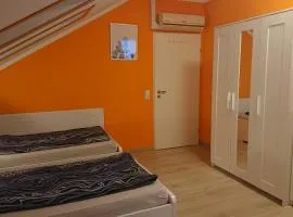 Dreibettzimmer mit Gemeinschaftsküche und je 2 Dusch- und 2 Toilettenzimmern