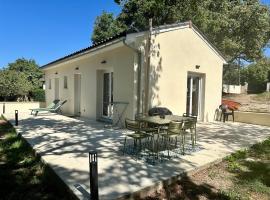 Maison neuve, cadre apaisant,jacuzzi et piscine，位于Planioles的酒店