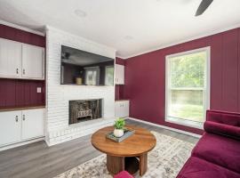 Family & Dog Friendly 4BD-3BA in Stone Mountain，位于Glen Haven的酒店