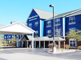 Independence Stay Hotel & Suites，位于Marinette的带停车场的酒店