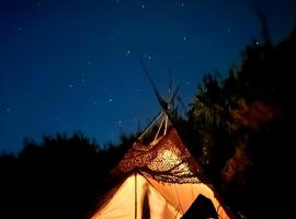 Tent in a Regenerative farm，位于圣路易斯的酒店