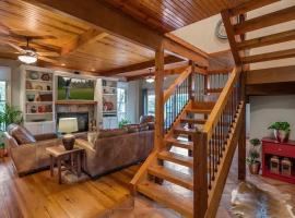 4 BR Home on the 17th Green at Old Kinderhook，位于Roach的酒店