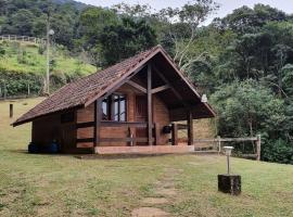 Chalé aconchegante com lareira fogueira e natureza，位于蒙特罗洛巴托的酒店