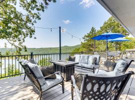 Table Rock Lake Hideaway with Deck Bring Your Boat!，位于Golden的酒店