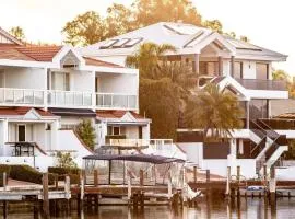 Canal Villa & Jetty- Convenient, Central Location