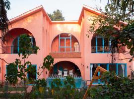 Luxury Designer Villa with Private Pool in Mandrem，位于曼德姆的带按摩浴缸的酒店