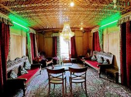 B HERITAGE LUXURY airconditioner rooms，位于斯利那加的酒店