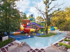 SH Dolce Vita- All Inclusive - Free Aquapark & Beach & Beach bar，位于金沙的酒店