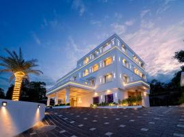 Hotel Grand Avenue，位于Pāmbādi的酒店