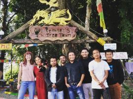 Pemsee's Tree Town - Eco-friendly,Tree house hostel，位于索拉哈的酒店