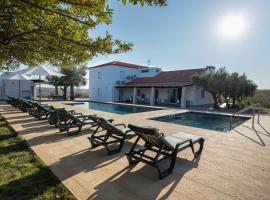 Passo do Lobo - Turismo Rural，位于莫拉的带热水浴缸的酒店