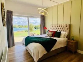 Phoenix Lodge - Luxury 2 ensuite bedrooms, lakeside views