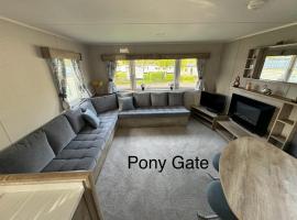 Pony Gate Caravan on Haggerstone Castle West Lawn，位于特维德上游的贝里克的酒店