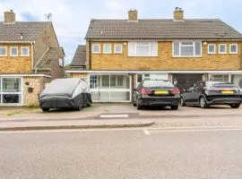 Luton Airport Guest House in Quiet and a very Pleasant Area, Near London Luton Airport with Free Parking, WiFi, Smart TV