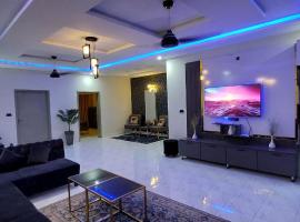 Luxurious kashmir house near Islamabad airport，位于Dhok Sandemār的酒店