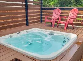 Simply Get-A-Waco- HOT TUB, Sleeps 10, 5-min Walk to Silos & Downtown Waco