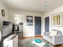 Stylish 1BR Apartment - Heart of James South Hamilton