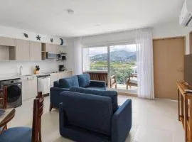 Casago 1605, Brand New Rental Oasis, Large Space with Tranquil Nature Views